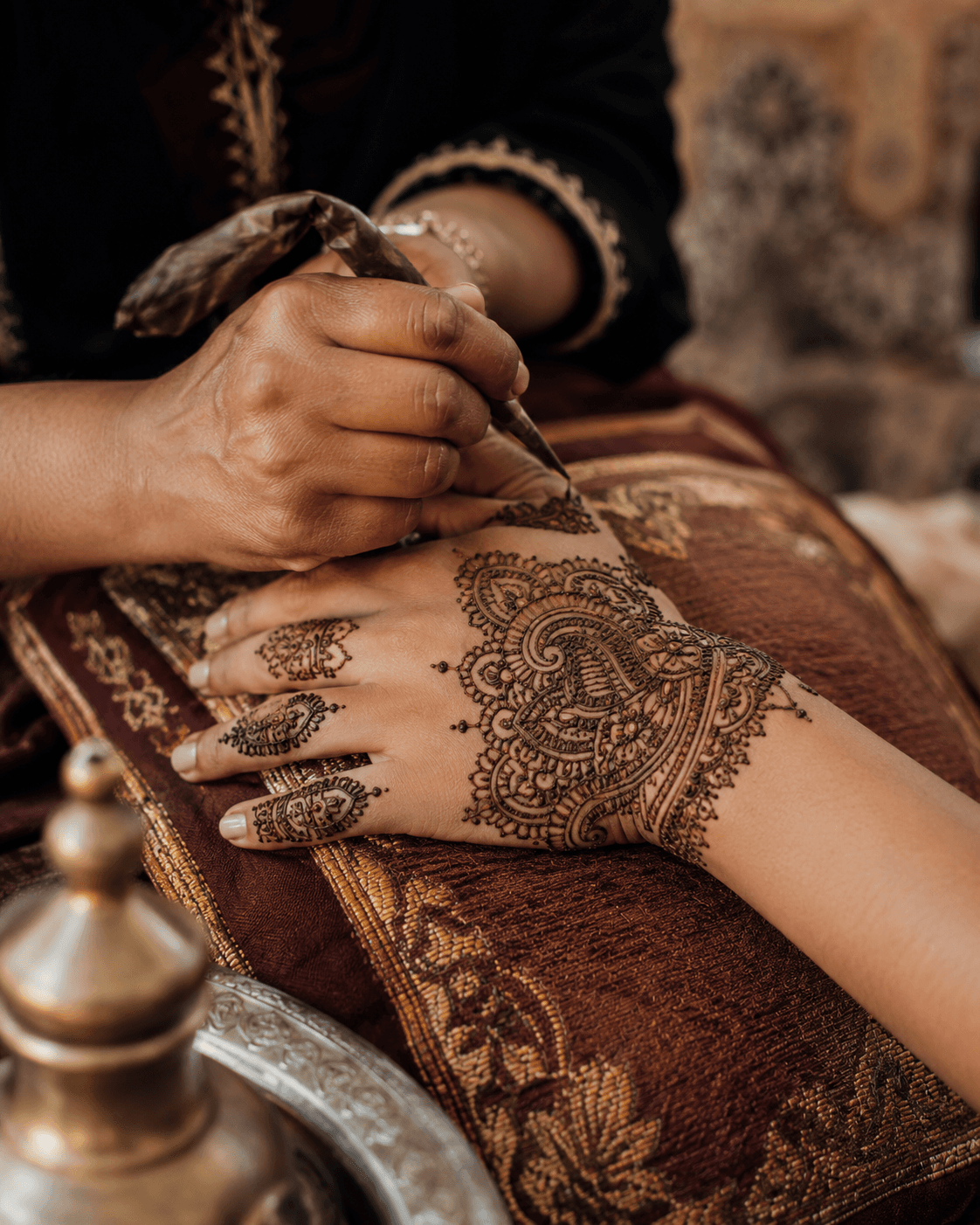 تطبيق الحناء التقليدي على اليدين أنماط معقدة — طقوس الجمال المغربي Elixiria